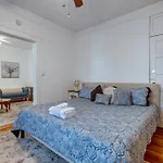 Walkable Savannah Escape In Historic District!